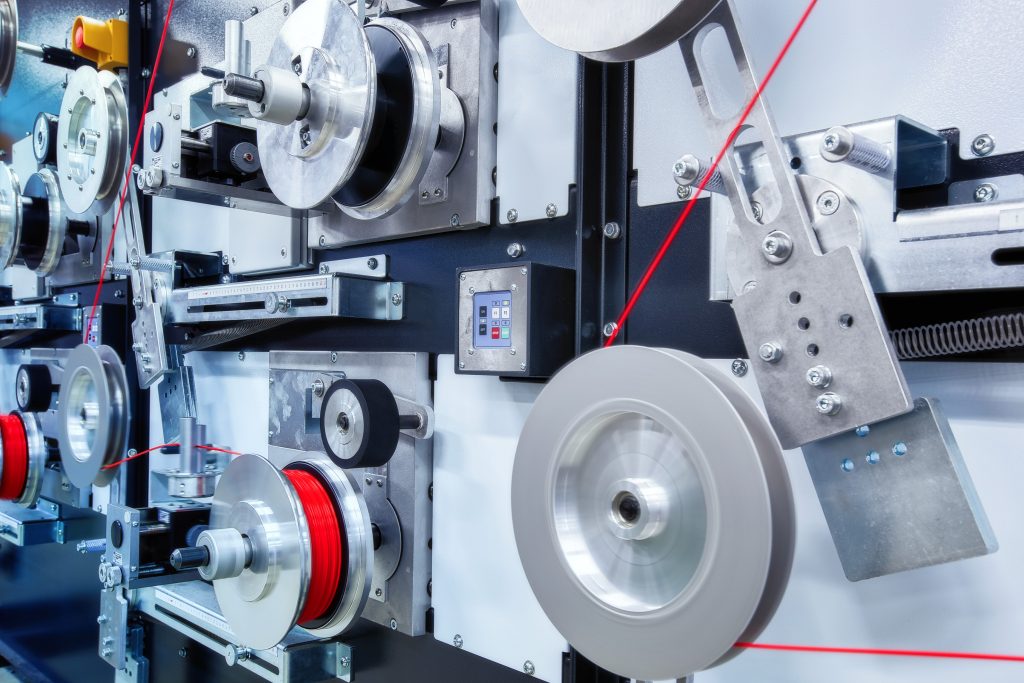 innofil3d produziert filamente (lange dünne kunststofffasern) für die schicht extrusion, einem speziellen 3d druck verfahren. / innofil3d produces filaments (long, thin plastic fibers) that are used in fused filament fabrication, a special 3d printing p innofil3d produziert filamente (lange dünne kunststofffasern) für die schicht extrusion, einem speziellen 3d druck verfahren. / innofil3d produces filaments (long, thin plastic fibers) that are used in fused filament fabrication, a special 3d printing p